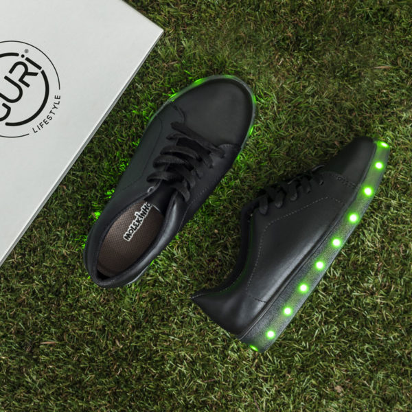 Alternative image of the black shoes for boys, with its lights on.